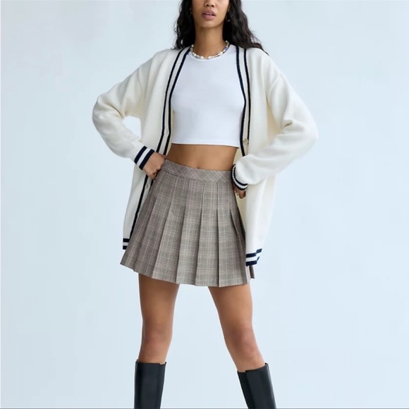 Aritzia Sunday Best Olive Mini Skirt - Picture 2 of 7